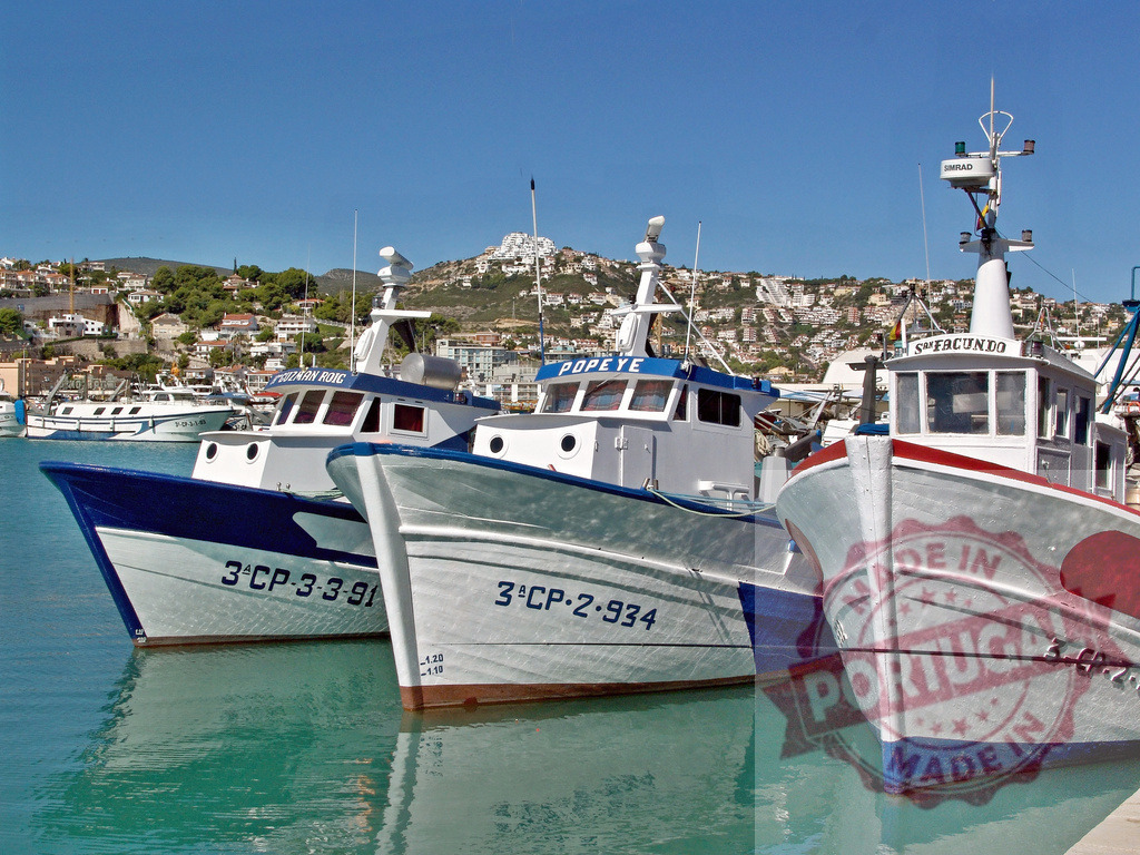Fishing boats moored in Blanes harbor, Costa Brava. Provincia de Castellon | Three fishing trawlers moored in a Mediterranean harbor with a coastal town in the background - Realisiert mit Pictrs.com