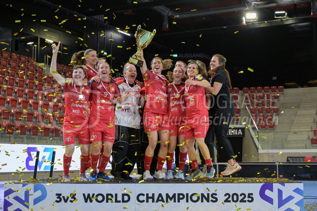 3v3 World Floorball Championships 2025 - Medal Ceremony | Switzerland becomes 3v3 world champion, during 3v3 World Floorball Championships 2025, Switzerland: 03.05.2025, Winterthur, AXA ArenaEvent page: <a href="https://www.u19wfc2025.ch/">www.u19wfc2025.ch</a>Credit: Markus Aeschimann, <a href="https://markus-aeschimann.ch">markus-aeschimann.ch</a>Instagram: <a href="https://instagram.com/sportfotografie.aeschimann">@sportfotografie.aeschimann</a> - Realisiert mit Pictrs.com