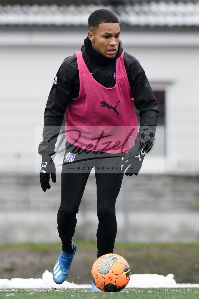 20200226_TRAOSN_0029 | Fussball, Herren: Felix Agu (VfL Osnabrueck) in Aktion, am Ball, Einzelaktion waehrend der Trainingseinheit des VfL Osnabrueck im Sportpark Illoshoehe am 26.02.2020 in Osnabrueck, Deutschland. - Realisiert mit Pictrs.com