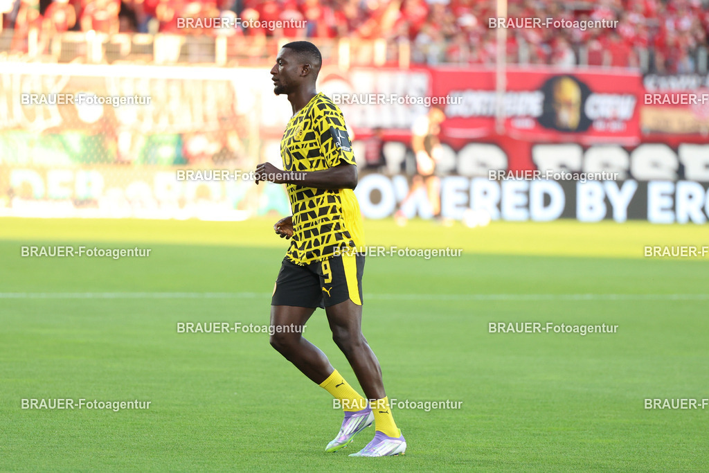 Rot-Weiss Essen - Borussia Dortmund | Essen, Deutschland, 18.08.2025Serhou Guirassy (Borussia Dortmund) wärmt sich aufwährend des DFB Pokal Spiels zwischen Rot-Weiss Essen- Borussia Dortmund im Stadion an der Hafenstraße am 18.08.2025 in Essen. (Foto von Timo Bluhmki-Schmidt/Brauer Fotoagentur