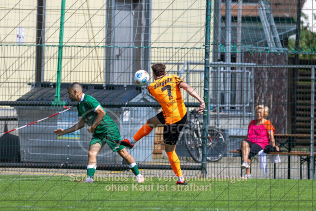 20250824_150602_0264 | #,KSG Eislingen (grün) vs. SGM Jebenhausen-Bezgenriet (orange), Fussball, Kreisliga A3 - Bezirk Neckar/Fils, 01. Spieltag, Saison 2025/2026, Rasensportplatz, Albstraße 69, 73054 Eislingen, 24.08.2025 - 15:00 Uhr,Foto: PhotoPeet-Sportfotografie/Peter Harich