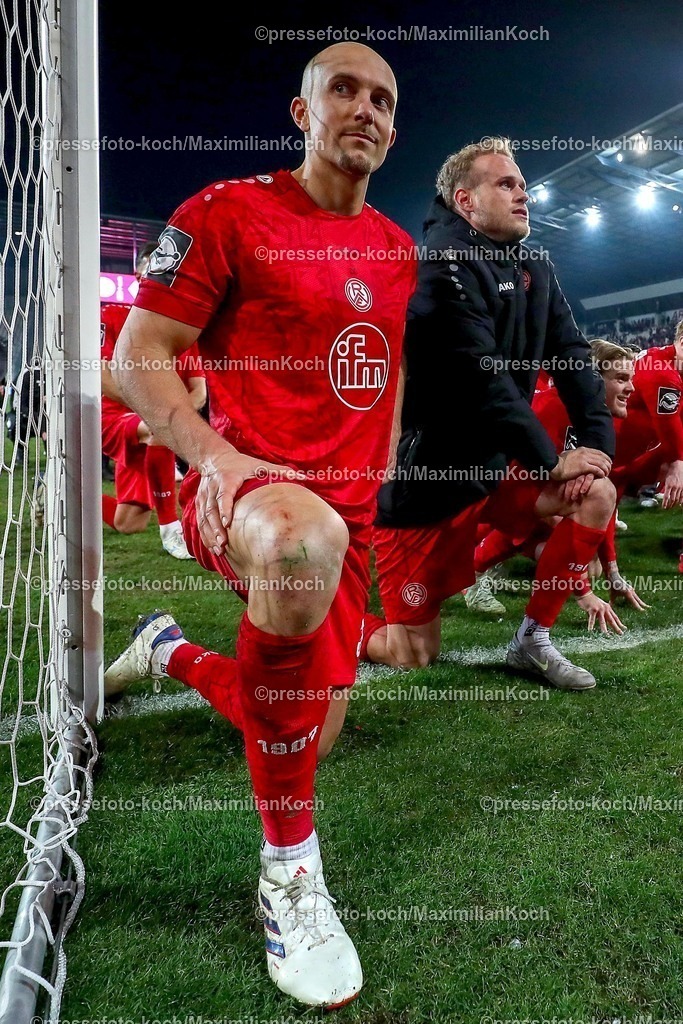 RWE09032501128 | 2025.03.09, Fußball, 3.Liga, Rot-Weiss Essen - SV Waldhof Mannheim, Stadion Hafenstraße, Saison 2024 2025: Freude nach dem 1:0 Sieg - Tobias Kraulich (RWE #33) beim Abschlussjubel nach dem Spiel. DFB regulations prohibit any use of photographs as image sequences and or quasi-video.