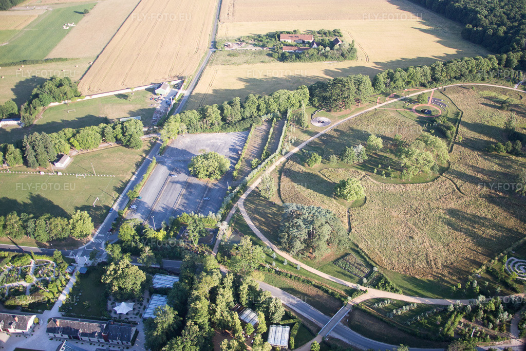 Vue aérienne: Vue de la ville à Chaumont-sur-Loire dans le département Loir et Cher, France.Photo: IMG_081242.jpg prise le 19/06/2015 par Werner Riehm/FLY-FOTO.euRésolution de l'original: 4935 x 3290 px