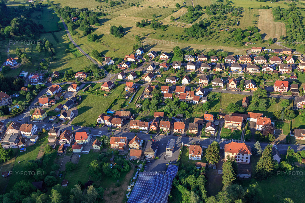 Vue aérienne: Rue de Wingen et rue Steinacker à Lembach dans le département Bas Rhin, France.Photo: IMG_080273.jpg prise le 05/06/2015 par Werner Riehm/FLY-FOTO.euRésolution de l'original: 5472 x 3648 px