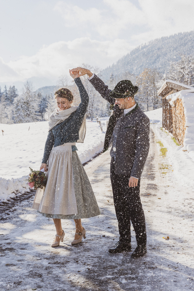 Winterhochzeit Bad Tölz | Euer Fotografinnen-Team im Isarwinkel. Wir begleiten euch bei Hochzeiten, Familienshootings, Newborn & Events in Lenggries, Bad Tölz und Umgebung. Jetzt anfragen! - Realisiert mit Pictrs.com