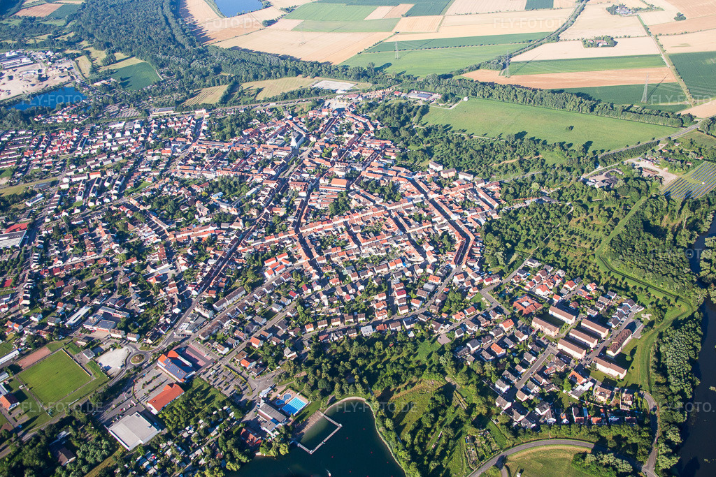 Luftbild: Ortsansicht der Straßen und Häuser der Wohngebiete in Philippsburg im Bundesland Baden-Württemberg in Deutschland. Foto: IMG_091735.jpg vom 10.07.2016 durch Werner Riehm/FLY-FOTO.de