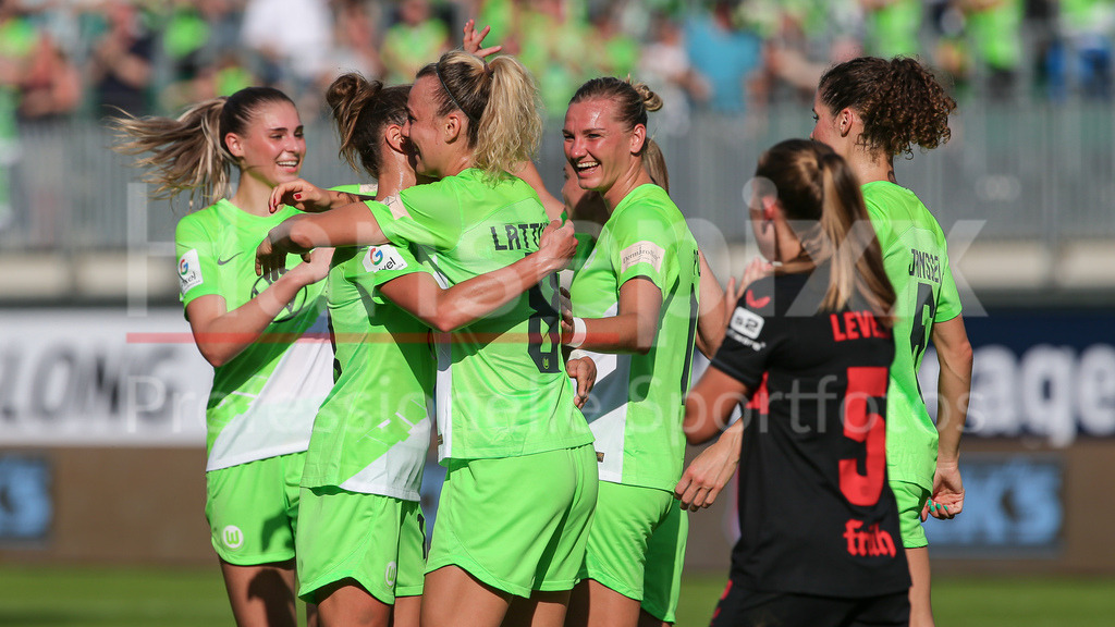 Fussball, Google Pixel Frauen-Bundesliga, VfL Wolfsburg - Bayer 04 Leverkusen | v.li.: Spielerinnen vom VfL Wolfsburg mit Torjubel, Jubel, jubeln, jubelt, optimistisch, Spielszene, Highlight, Freude über das Tor zum 2:0, DIE DFB-RICHTLINIEN UNTERSAGEN JEGLICHE NUTZUNG VON FOTOS ALS SEQUENZBILDER UND/ODER VIDEOÄHNLICHE FOTOSTRECKEN. DFB REGULATIONS PROHIBIT ANY USE OF PHOTOGRAPHS AS IMAGE SEQUENCES AND/OR QUASI-VIDEO.