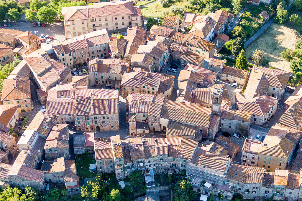 Aerial view: Old Town area and city center in Civitella Marittima in the district Civitella Marittima in Civitella Paganico in the state Grosseto, Italy. – Photo: IMG_28201.jpg taken on 06/01/2010 by Werner Riehm/FLY-FOTO.com – Resolution of the original: 4752 x 3168 px