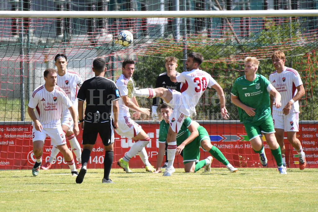 TSV Seebach : TSV Bad Abbach | Rettungstat vorm eigenen Tor Gergö Adorjan  (TSV Seebach #30) - Realisiert mit Pictrs.com