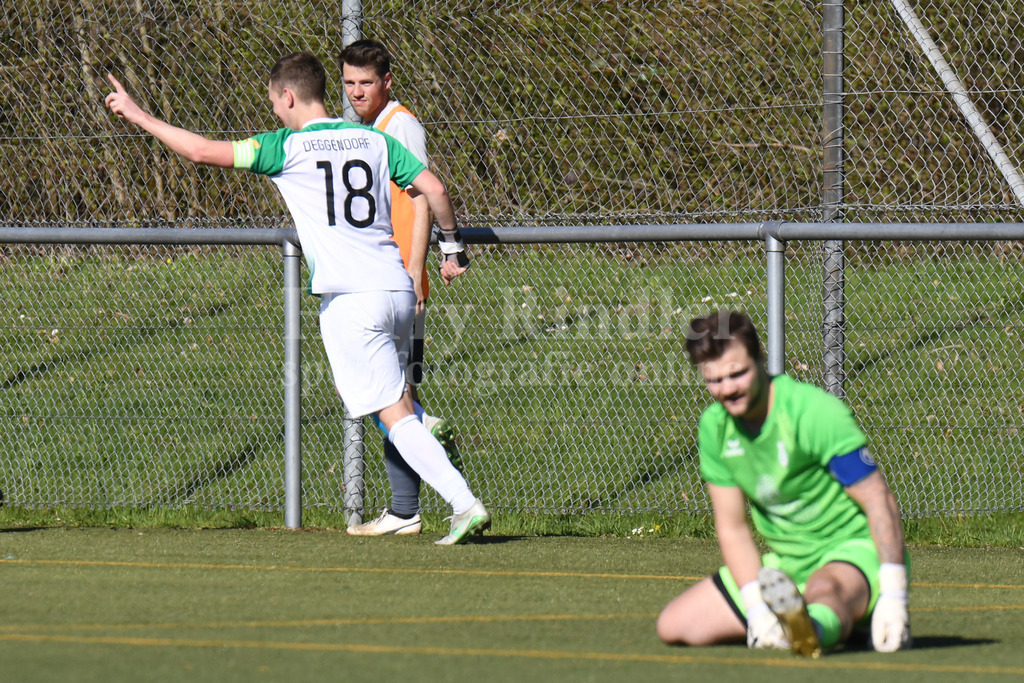 SpVgg GW Deggendorf : SV Hofkirchen | Torjubel zum 2:0 Matthias Schaefer (SpVgg GW Deggendorf #18) - Realisiert mit Pictrs.com