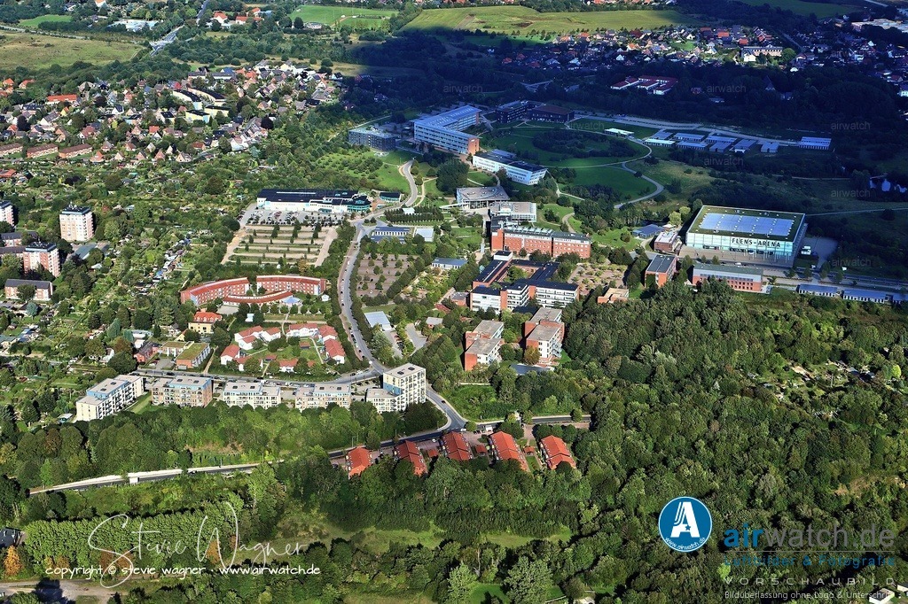 Luftbild Flensburg Universität - Die Europa-Universität Flensburg (EUF) ist eine staatliche Universität in Flensburg | Die Europa-Universität Flensburg (EUF) ist eine staatliche Universität in Flensburg, Schleswig-Holstein, und Deutschlands nördlichste Hochschule. Sie wurde 1946 als Pädagogische Hochschule gegründet und erhielt 1994 die Universitätsrechte. Die EUF bietet Studiengänge in Lehramt, Bildungswissenschaften, Europastudien, Wirtschaftswissenschaften und Transformation/Nachhaltigkeit an und ist bekannt für ihre deutsch-dänischen Kooperationen, insbesondere mit der University of Southern Denmark. Der Campus liegt direkt an der dänischen Grenze und ist Teil eines gemeinsamen Hochschulstandorts mit der Hochschule Flensburg. Die offizielle Website der Universität ist www.uni-flensburg.de.