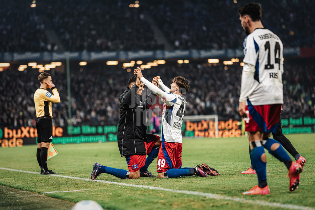 Fußball | Männer | Saison 2024/2025 | 2. Fußball-Bundesliga | 25. Spieltag | Hamburger SV vs. Fortuna Düsseldorf | 08.03.2025 | Stoßgebet von Otto Emerson Stange (#49, HSV) rechts und Davie Selke (#27, HSV) nach dem Tor Jubel Emotionen