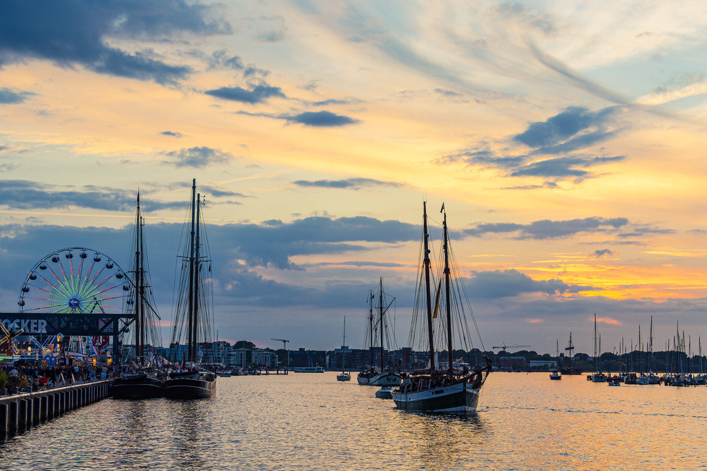 Segelschiffe auf der Warnow im Sonnenuntergang während der Hanse Sail in Rostock | Segelschiffe auf der Warnow im Sonnenuntergang während der Hanse Sail in Rostock.