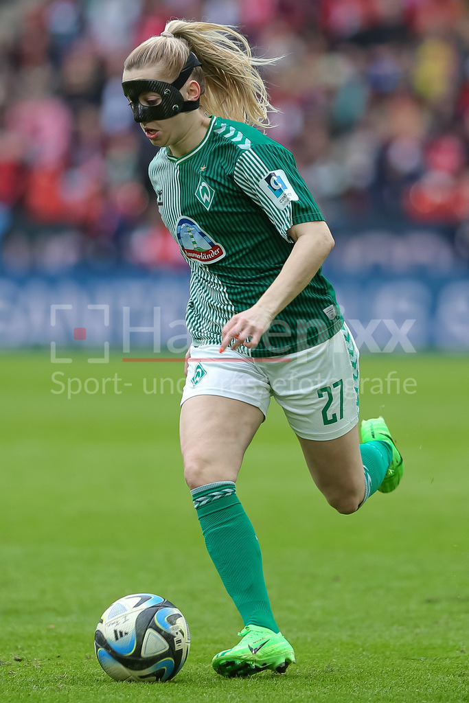 Fussball, Google Pixel Frauen-Bundesliga, 1. FC Köln - SV Werder Bremen | v.li.: Nina Lührßen (SV Werder Bremen, 27) am Ball, Freisteller, Einzelbild, Ganzkörper, Aktion, Action, Spielszene, DIE DFB-RICHTLINIEN UNTERSAGEN JEGLICHE NUTZUNG VON FOTOS ALS SEQUENZBILDER UND/ODER VIDEOÄHNLICHE FOTOSTRECKEN. DFB REGULATIONS PROHIBIT ANY USE OF PHOTOGRAPHS AS IMAGE SEQUENCES AND/OR QUASI-VIDEO.