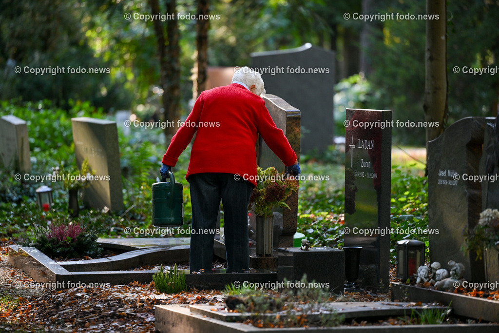 Friedhof_ Allerheiligen_ 16.10.2023-40 | 16.10.2023, Friedhof, AUT, Allerheiligen, Themenbilder im Bild Friedhof, Kreuz, Kruzifix, Jesu Christi, Allerheiligen, Engerl, Engel, Kerzen, Grab, Grablicht, Blumen, Symbolbild, Feature