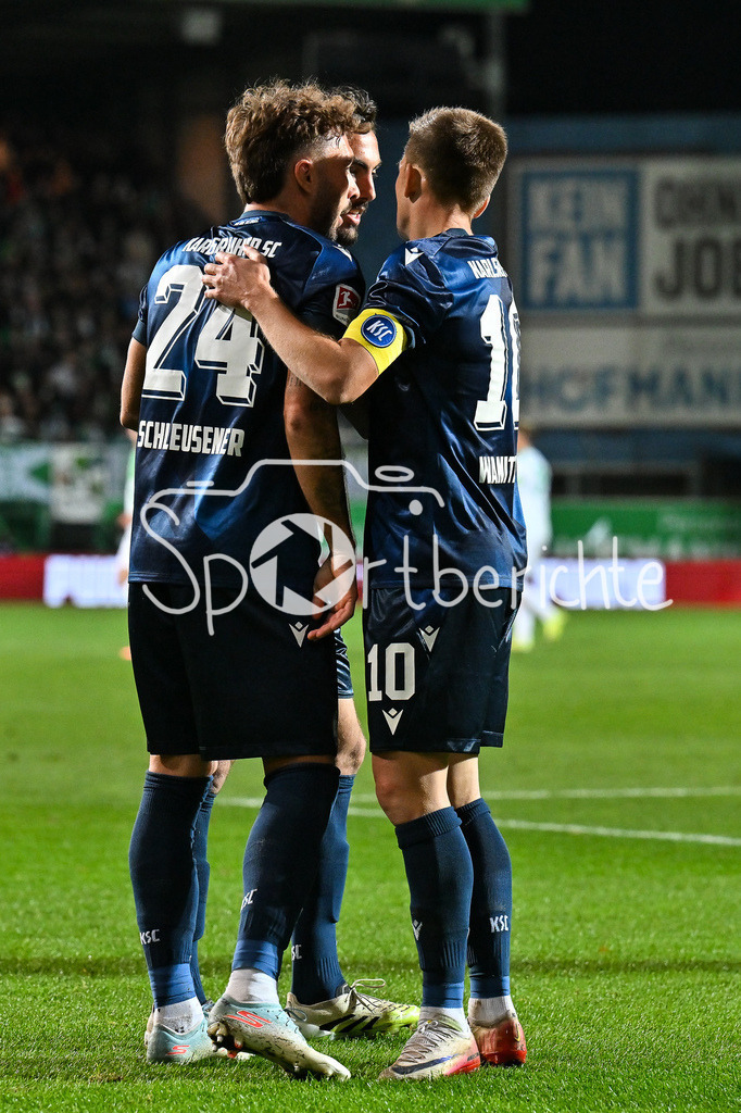 SpVgg Greuther Fürth - Karlsruher SC | FUERTH, GERMANY - OCTOBER 24: Marvin WANITZEK (Karlsruher SC 10) celebrating the goal to 0-3 during the 2. bundesliga match between SpVgg Greuther Fuerth vs. Karlsruher SC on matchday 10 at Sportpark Ronhof Thomas Sommer on October 24, 2025 in Fuerth, Germany / DFL REGULATIONS PROHIBIT ANY USE OF PHOTOGRAPHS AS IMAGE SEQUENCES AND/OR QUASI-VIDEO