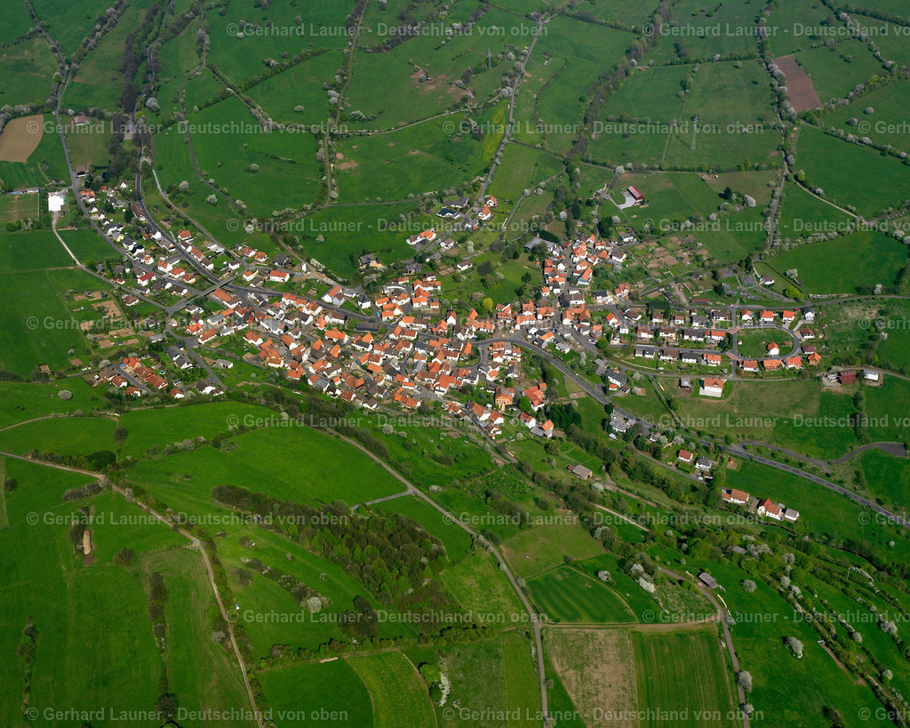2615183 | RUDINGSHAIN 07.06.2006 Ortsansicht am Rande von landwirtschaftlichen Feldern und Nutzflächen  in Rudingshain im Bundesland Hessen, Deutschland // Village view on the edge of agricultural fields and land  in Rudingshain in the state Hesse, Germany Foto: Gerhard Launer