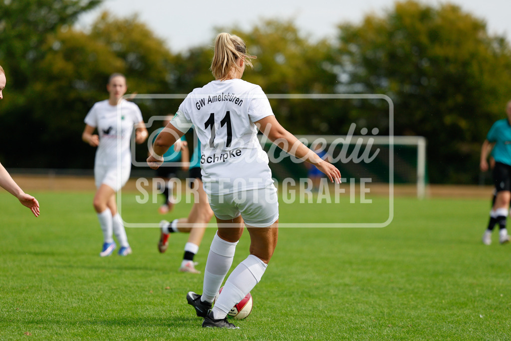 Fußball I Frauen I Westfalenpokal 26-27 I DJK GW Amelsbüren - SSV Rhade  I 18657 | Tessa Schipke (11, DJK GW Amelsbüren) mit einem Passspiel. - Realisiert mit Pictrs.com