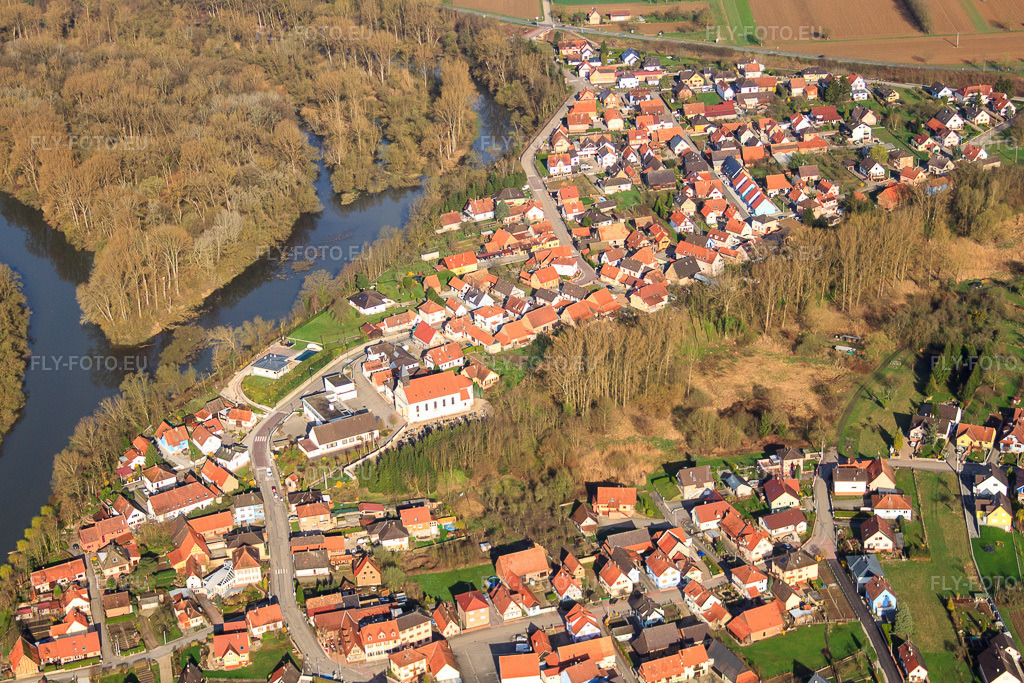 Vue aérienne: Église Saint-Pantaléon Munchhausen à Munchhausen dans le département Bas Rhin, France – .Photo: IMG_25591.jpg prise le 02/04/2010 par Werner Riehm/FLY-FOTO.eu – Résolution de l'original: 4520 x 3014 px