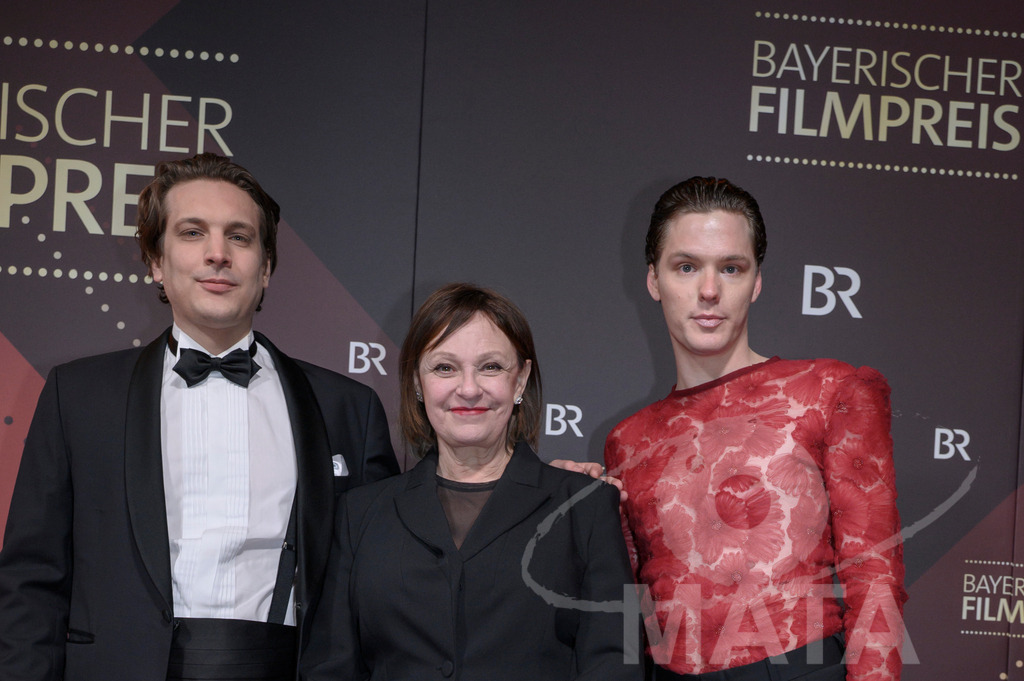 _DWI4695 | Lukas Röder, Til Schindler und Heike Hanold-Lynch bei der Verleihung des 47. Bayerischen Filmpreises 2026  im Prinzregententheater. München, Deutschland. Der Bayerische Filmpreis wird seit 1979 von der Bayerischen Staatsregierung verliehen, um die Bedeutung des Kinofilms als Kulturgut herauszustellen - Realisiert mit Pictrs.com