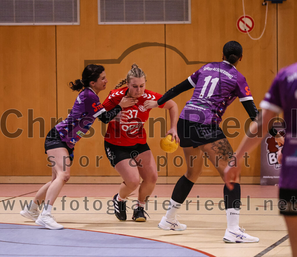 2025-01-18_117_SpVgg_Altenerding_gegen_TV_Altoetting | Erding, Deutschland, 18.01.2025:Handball, Bezirksoberliga Frauen Altbayern 2024 / 2024, 11. Spieltag, SpVgg Altenerding gegen TV Altötting, Endergebnis: 19:24Elena Langlechner (TV Altötting, #37), Nikayla Alston (SpVgg Altenerding, #11)Foto: Christian Riedel / fotografie-riedel.net