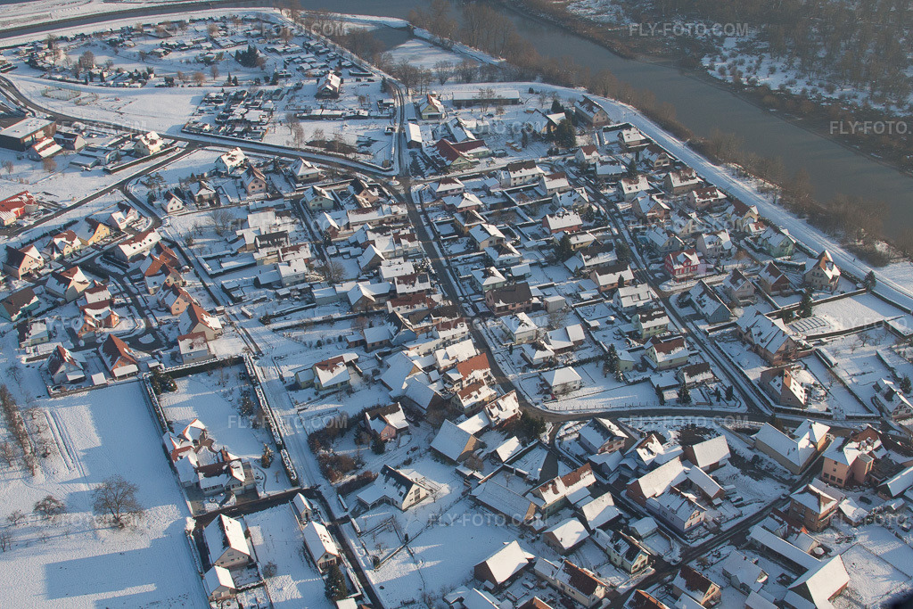 Aerial view: View of the town in Munchhausen in the state Bas-Rhin, France.Photo: IMG_36610.jpg taken on 01/05/2011 by Werner Riehm/FLY-FOTO.comResolution of the original: 4752 x 3168 px