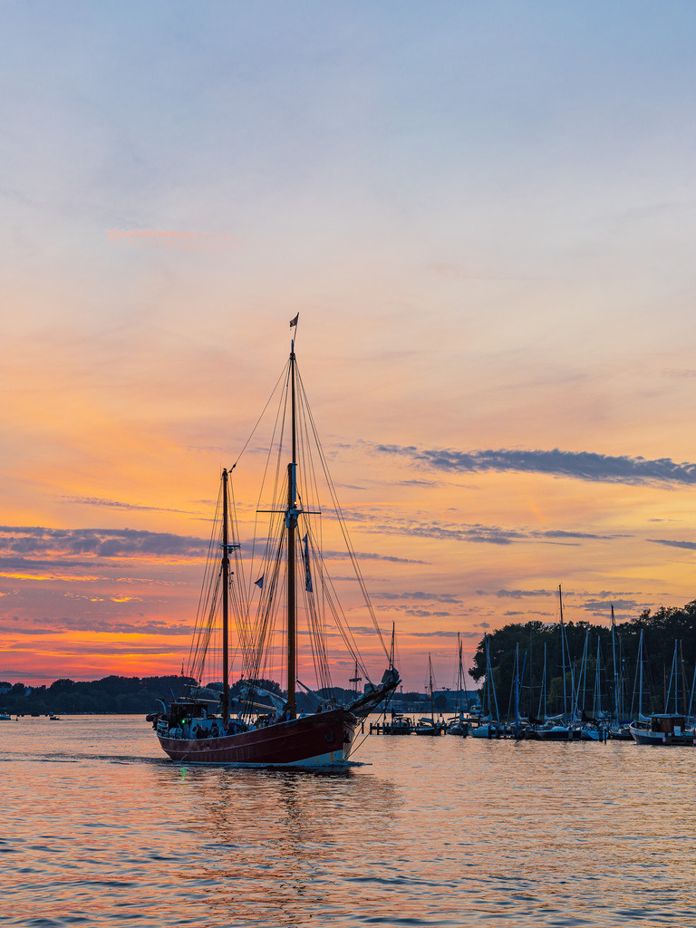 Segelschiffe auf der Warnow im Sonnenuntergang während der Hanse Sail in Rostock | Segelschiffe auf der Warnow im Sonnenuntergang während der Hanse Sail in Rostock.