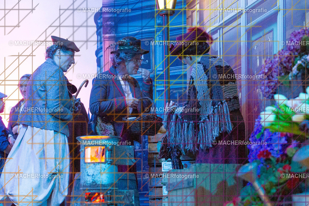 049_MFL-2025 | Portraitbilder von Regisseur; Darsteller; Techniker; Maske; Kostüme; Chor; Musiker; Bilderserie der Generalprobe und der Premierenvorstellung, Szenenbilder; Ausdrucksstudien; Bühnenüberblick; Bühnenkulissen; Pressefotos inkl. Redaktionsfoto Darstellergruppe.