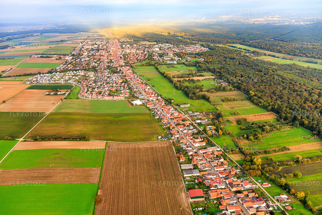 Luftbild: Rheinstraße von Westen in Kandel im Bundesland Rheinland-Pfalz in Deutschland. Foto: IMG_150054.jpg vom 10.10.2025 durch Werner Riehm/FLY-FOTO.de
