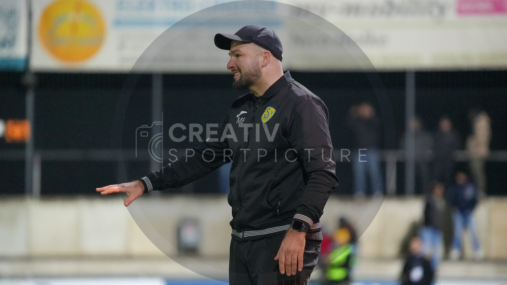 Fußball, Herren, Saison 2025/2026, Regionalliga Nordost, 13. Spieltag, FSV 63 Luckenwalde vs. SV Babelsberg 03, Freitag 24.10.2025, Werner-Seelenbinder-Stadion Luckenwalde, | Fußball, Herren, Saison 2025/2026, Regionalliga Nordost, 13. Spieltag, FSV 63 Luckenwalde vs. SV Babelsberg 03, Freitag 24.10.2025, Werner-Seelenbinder-Stadion Luckenwalde, Im Bild: Michael Braune (Trainer Luckenwalde) - Realisiert mit Pictrs.com