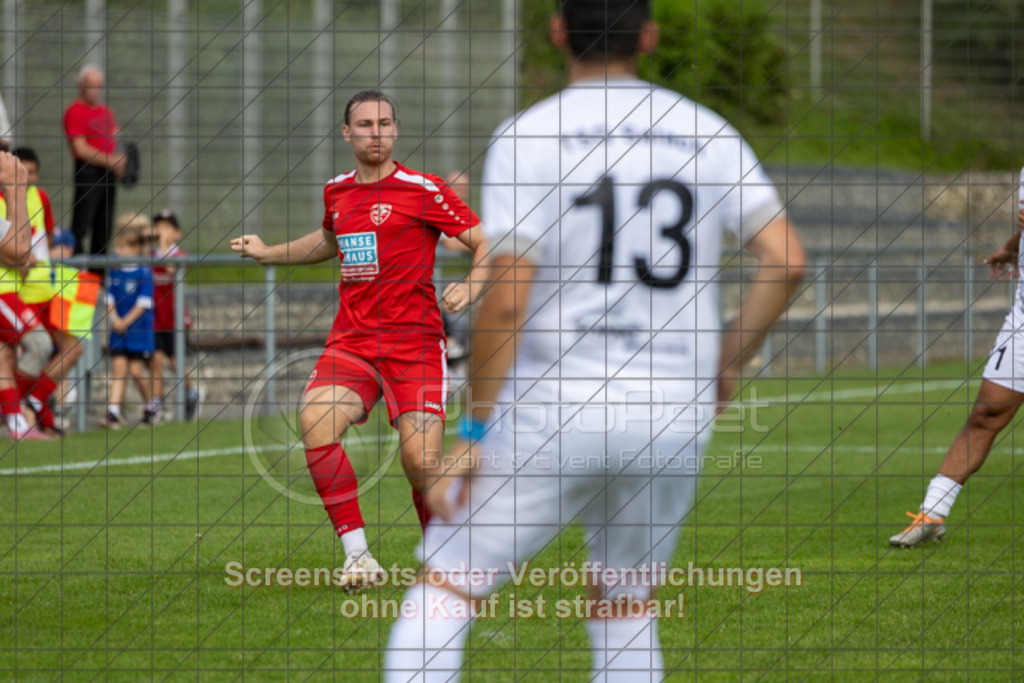 20250831_152210_0402 | #,TSG Salach (weiß) vs. SV Ebersbach (rot), Fußball, Bezirksliga - Bezirk Neckar/Fils, 02. Spieltag, Saison 2025/2026, Rasensportplatz, Staufenecker Straße, 73084 Salach, 31.08.2025 - 15:00 Uhr,Foto: PhotoPeet-Sportfotografie/Peter Harich