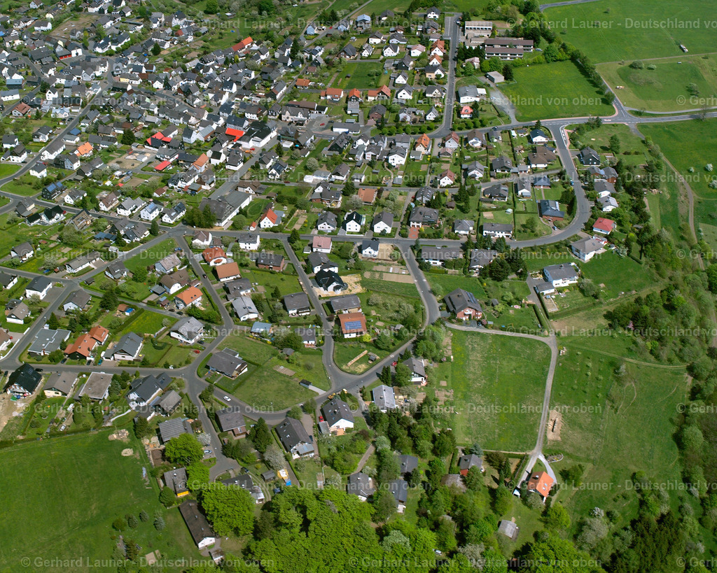 2610314 | HIRZENHAIN 09.06.2006 Ortsansicht der Straßen und Häuser der Wohngebiete in Hirzenhain im Bundesland Hessen, Deutschland // Town View of the streets and houses of the residential areas in Hirzenhain in the state Hesse, Germany Foto: Gerhard Launer