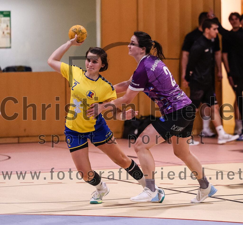 2025-02-15_090_SpVgg_Altenerding_gegen_MTV_Pfaffenhofen | Erding, Deutschland, 15.02.2025:Handball, Bezirksoberliga Frauen Altbayern 2024 / 2024, 14. Spieltag, SpVgg Altenerding gegen MTV Pfaffenhofen, Endergebnis: 27:23Magdalena Scherer (MTV Pfaffenhofen, #2), Janina Konrad (SpVgg Altenerding, #2)Foto: Christian Riedel / fotografie-riedel.net