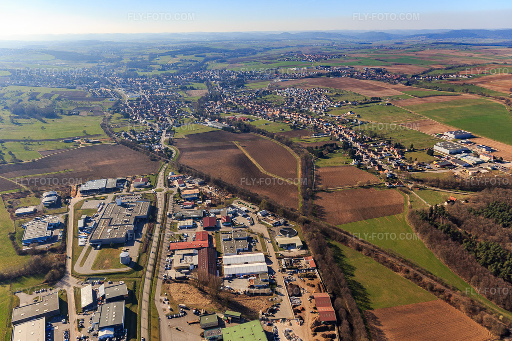 Aerial view: ZA Sud industrial park, Rue de la Moder from the east, with Baukom, Emfi and Factopsis - La Boutique du Progrès in Niedermodern in the state Bas-Rhin, France. – Photo: IMG_097489.jpg taken on 03/16/2017 by Werner Riehm/FLY-FOTO.com – Resolution of the original: 5237 x 3491 px – Baukom-France – Emfi – FACTOPSIS - SOLUTIONS D'AMELIORATION CONTINUE