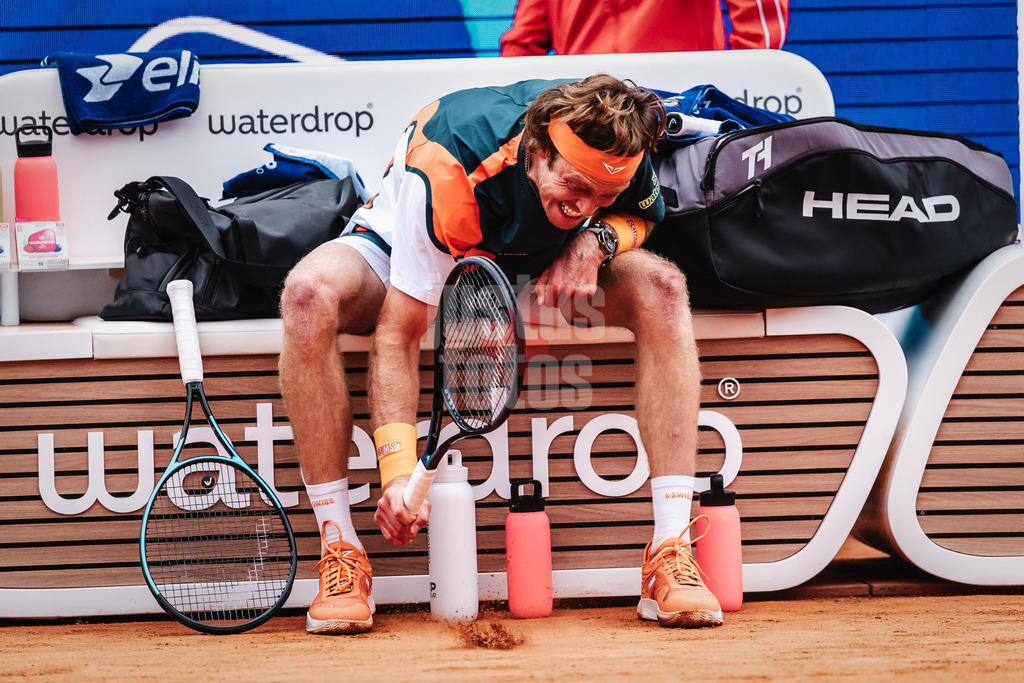 Tennis | Männer | bitpanda Hamburg Open Finale | ATP 500 | Andrei Andrejewitsch Rubljow (RUS) vs. Flavio Cobolli (ITA) | 24.05.2025 | Andrei Andrejewitsch Rubljow ist sauer wütend und schlägt seinen Schläger auf den Boden Ausraster Emotionen