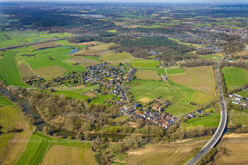 Huenxe240309951 | Luftbild, Waldgebiet und Fluss Lippe am Wohngebiet Ortsansicht Ortsteil Krudenburg, Hünxe, Nordrhein-Westfalen, Deutschland