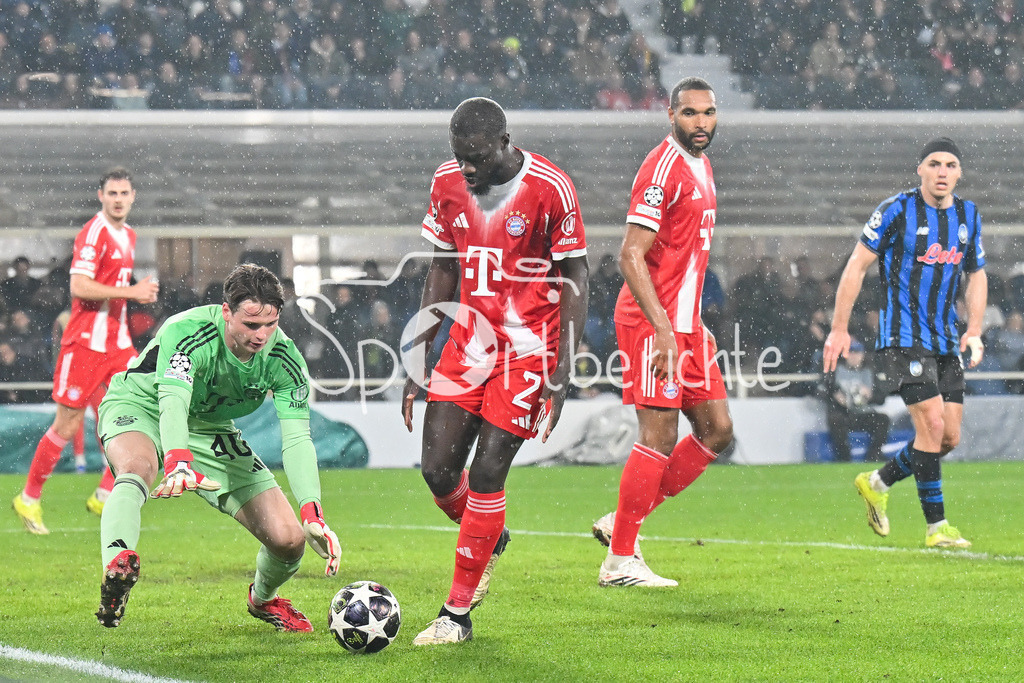 Atalanta Bergamo - FC Bayern München | BERGAMO, ITALY - 10. MARCH: Jonas Kurt URBIG (FC Bayern Munich 40) saves the Ball from Dayot UPAMECANO (FC Bayern Munich 2) during the UEFA Champions League match between Atalanta Bergamo vs. FC Bayern Munich on first leg of round of 16 at New Balance Arena