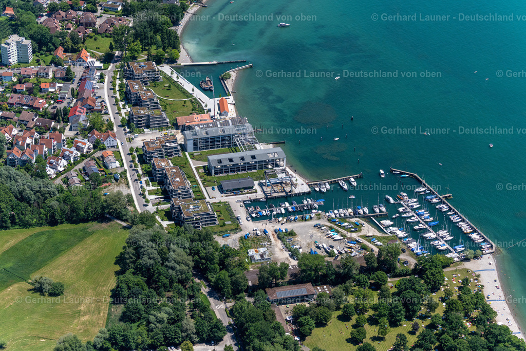 4031610 | KRESSBRONN AM BODENSEE 12.06.2020 Yachthafen mit Sportboot- Anlegestellen und Bootsliegeplätzen am Uferbereich des Bodensee in Kressbronn am Bodensee am Bodensee im Bundesland Baden-Württemberg, Deutschland. Weiterführende Informationen bei: Bodan-Werft Freizeit und Hafen GmbH. // Pleasure boat marina with docks and moorings on the shore area of Lake of Constance in Kressbronn am Bodensee at Bodensee in the state Baden-Wuerttemberg, Germany. Further information at: Bodan-Werft Freizeit und Hafen GmbH. Foto: Gerhard Launer