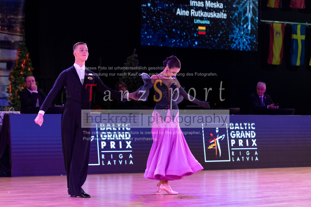 20241215_WDSF_Int_Open_Std-Riga-9756 | Tanzsportbilder, Standardtanz, Lateintanz, WDSF, DTV, LTVB, dancecomp, goc, hessen tanzt, blaues band der spree, walzer, tango, wiener walzer, slowfox, quickstepp, samba, rumba, cha-cha-cha, paso doble. jive, hd-kroft photography, turniertanzsport