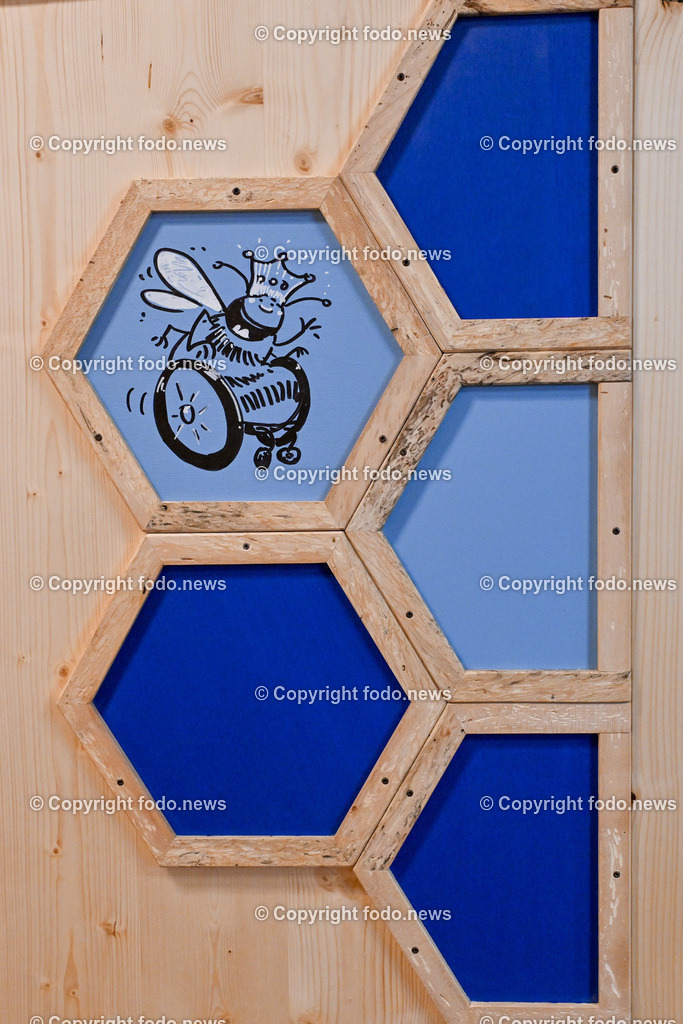 Gramastetten_ Schule Ikojenia_ 14.05.2024-12 | 14.05.2024, Gramastetten, AUT, Schule Ikojenia, im Bild Waben - ziehen sich durch das ganze Design der Schule