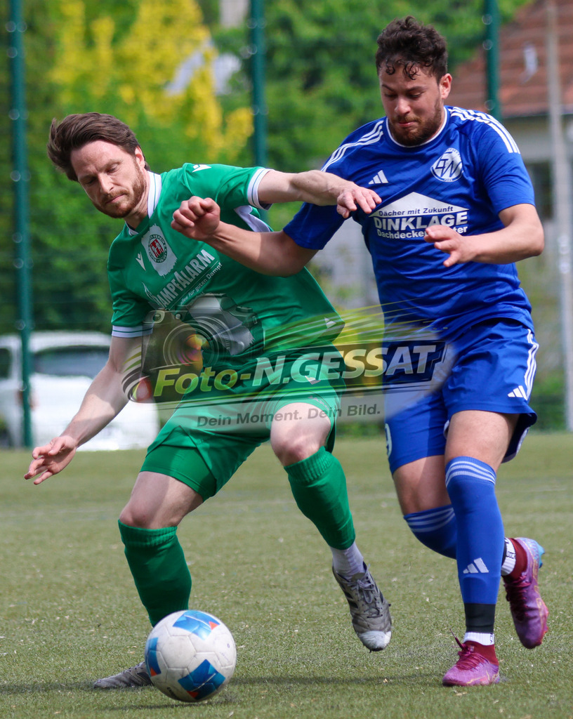 Bünder SV - SV Enger-Westerenger, | Auf dem Bild zu sehen: grün Bünder SV: Denis Müller ; blau SV Enger-Westerenger: Taha Baroude Bünder SV, SV Enger-Westerenger, Saison 25/26, Kreisliga A, Bünde, Deutschland - Realisiert mit Pictrs.com