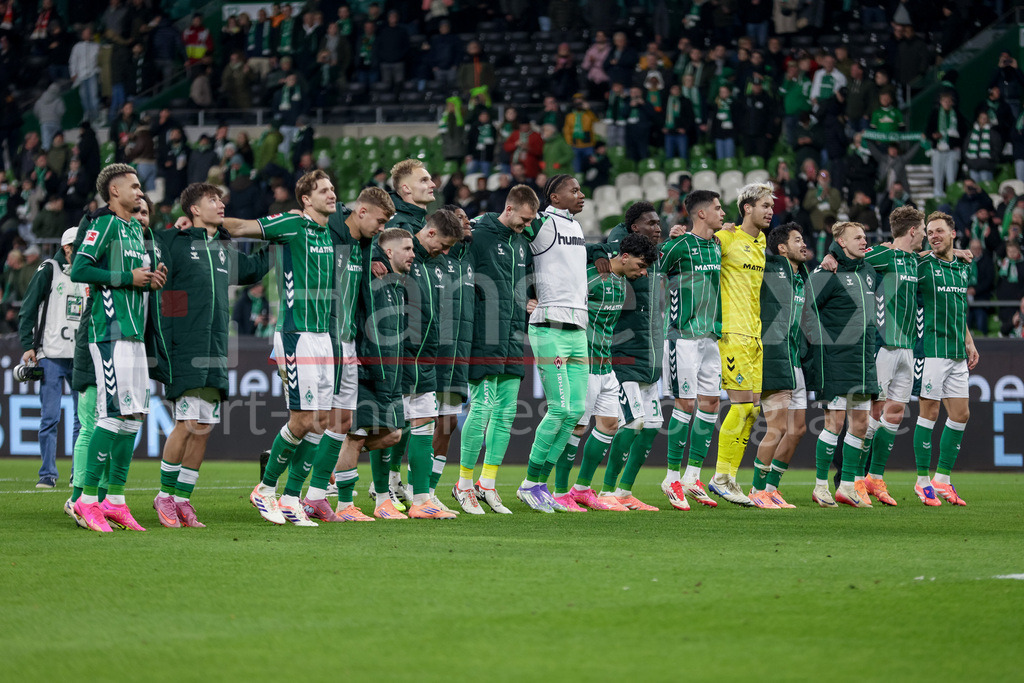 Fussball, Bundesliga, SV Werder Bremen - 1. FC Union Berlin | Spieler des SV Werder Bremen mit Jubel über den Sieg, Freude über das gewonnene Spiel, bedanken sich bei den Fans, Zuschauern für die Unterstützung, DIE DFL-RICHTLINIEN UNTERSAGEN JEGLICHE NUTZUNG VON FOTOS ALS SEQUENZBILDER UND/ODER VIDEOÄHNLICHE FOTOSTRECKEN. DFL REGULATIONS PROHIBIT ANY USE OF PHOTOGRAPHS AS IMAGE SEQUENCES AND/OR QUASI-VIDEO.