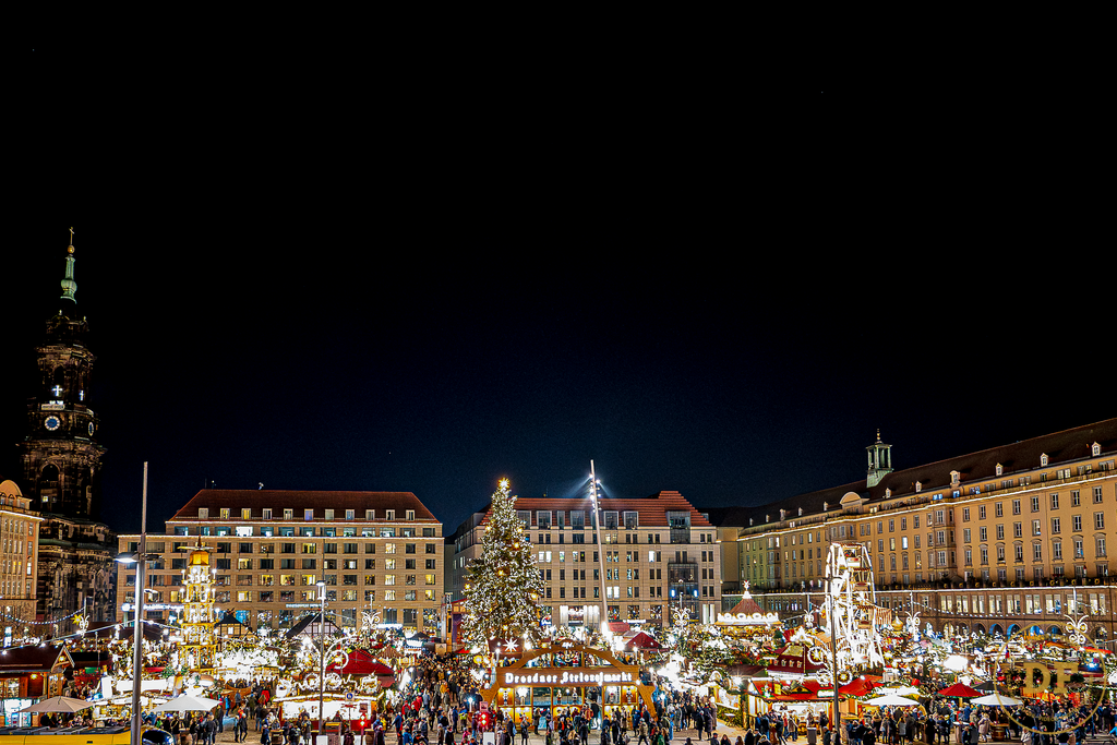 Striezelmarkt Dresden 7 | Geschenke, Wandbilder und Accessoires mit Motiven aus Dresden und anderen schönen Orten zur Verschönerung Deines zu Hauses und zum verschenken gewünscht? Wähle Deine Lieblingsbild auf dem Produkt Deiner Wahl. 