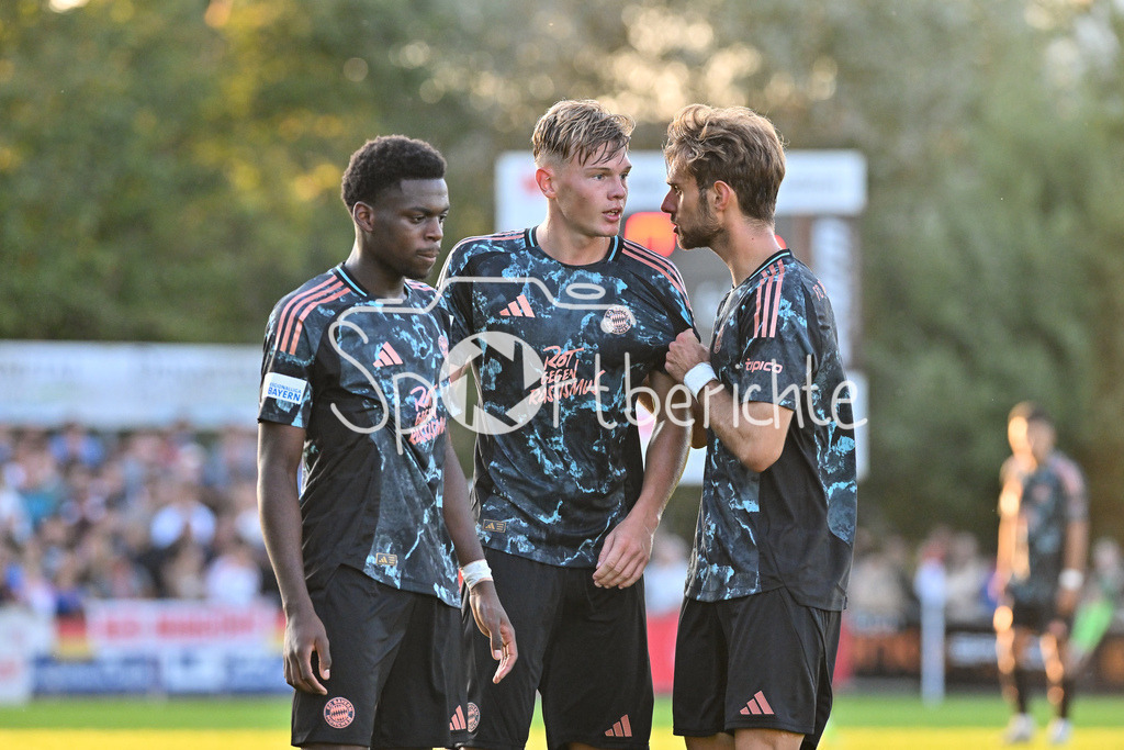 SpVgg Hankofen-Hailing - FC Bayern Amateure | v. l. Noel ASEKO NKILI (FC Bayern München II #8) / Samuel UNSOELD (FC Bayern München II #19) und Luca DENK (FC Bayern München II #6) / Regionalliga Bayern: SpVgg Hankofen-Hailing - FC Bayern München II, Maierhofer-Bau Stadion am 20.09.2024