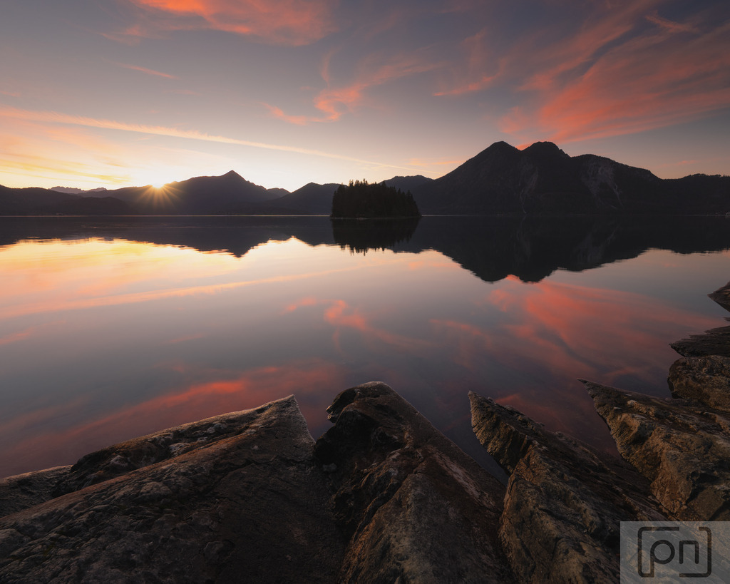 Walchensee – Tiefblau und majestätisch, eingerahmt von Bergen, ein Anblick zum Träumen. | Walchensee – Tiefblau und majestätisch, eingerahmt von Bergen, ein Anblick zum Träumen.