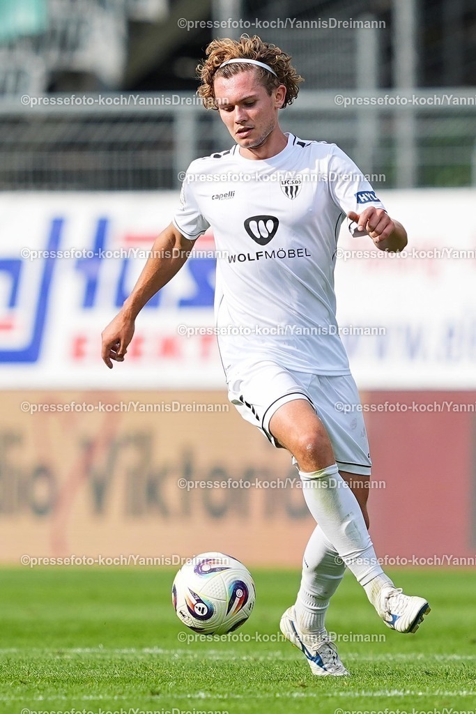 xydr03082501117 | 03.08.2025, xydrx, Fußball, 3.Liga, Viktoria Köln - FC Schweinfurt 05, Saison 2025 2026, Sportpark Höhenberg: Devin Angleberger (1.FC Schweinfurt 05 #3)  DFB regulations prohibit any use of photographs as image sequences and or quasi-video.