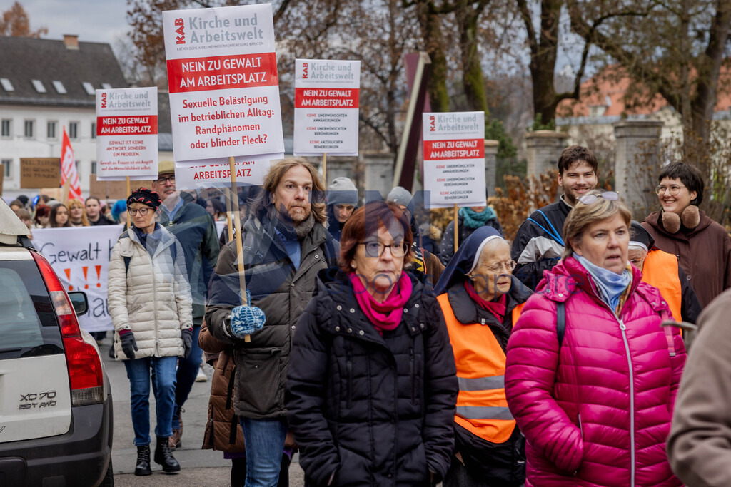 RR5M6143 | 29.NOV.24-Protestmarsch gegen Gewalt-Copyright: Katholische Kirche Kärnten/Denk Dich Neu/Trainproduction/Matthias Trinkl