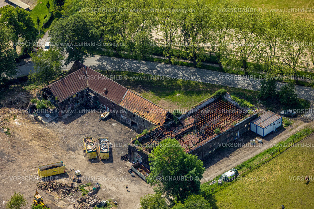 Dortmund240507031Somborn | Luftbild vom Hof Schulte Somborn, Brandruine eines Bauernhofs in Dortmund Somborn, Ziegelhäuser, verkohlte Dachsparren, eingestürte Dächer, Wiederaufbau eines Guthofs, Somborn, Dortmund, Ruhrgebiet, Nordrhein-Westfalen, Deutschland