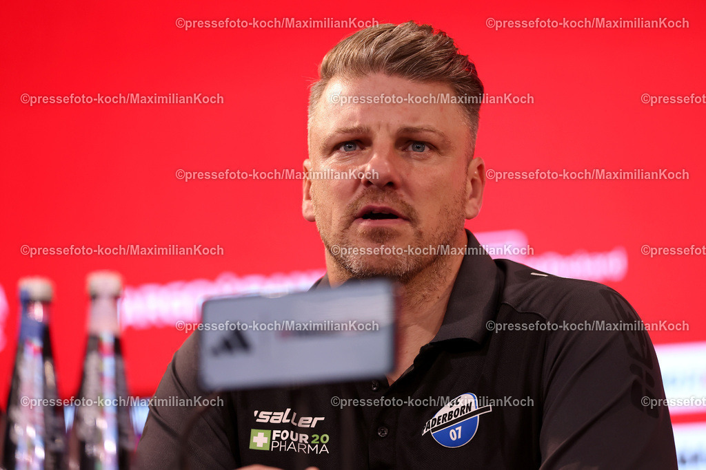 Due09112401082 | 09.11.2024, Fußball, Fortuna Düsseldorf - SC Paderborn 07, 2. Bundesliga, Merkur Spiel-Arena, Saison 2024 2025: Pressekonferenz mit den Trainern nach dem Spiel. Trainer Lukas Kwasniok (Cheftrainer Paderborn)DFB regulations prohibit any use of photographs as image sequences and or quasi-video.