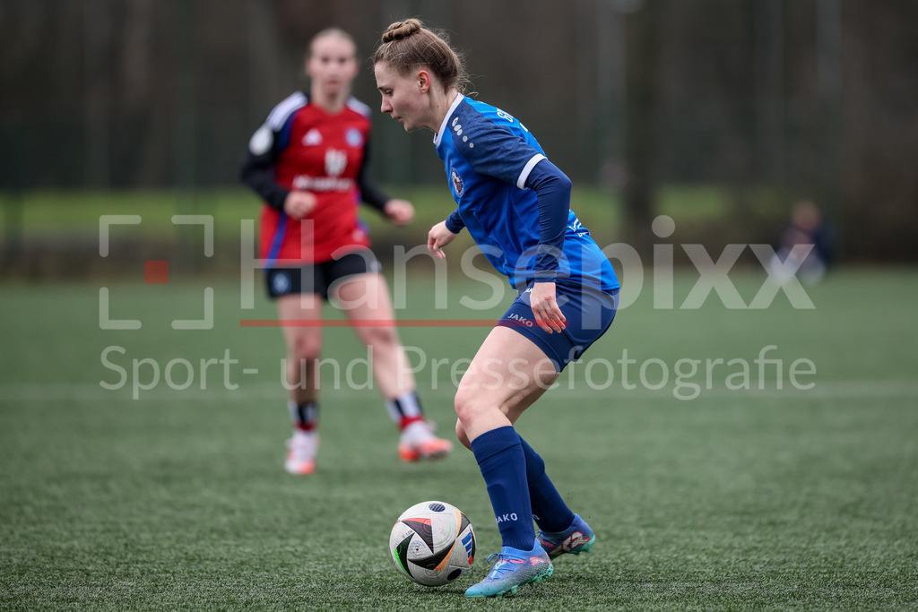 Fussball, Testspiel Frauen, Hamburger SV - 1. FFC Turbine Potsdam | v.li.: Alisa Grincenco (1. FFC Turbine Potsdam, 19) am Ball, Einzelbild, Ganzkörper, Aktion, Action, Spielszene